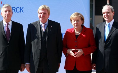 Nur eine Person von diesen vieren wartet tatsächlich auf ein UFO. Die andern drei gucken nur wichtig in der Gegend herum. Na, wer macht da was?