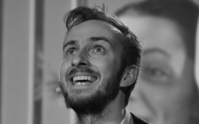 Jan Böhmermann übt fleißig, um die Rolle des Opfers der türkischen Justiz detailgetreu hinzubekommen. Immerhin wird es um sein nacktes Überleben gehen im knallharten türkischen Knast. So oft es nur geht, will er öffentlichkeitswirksam einen "Schrei nach Freiheit" via Twitter oder Facebook absetzen.