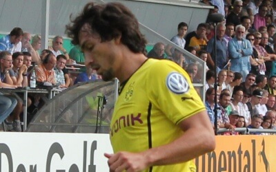 Muss sich in der kommenden Saison nicht an neue Textilien gewöhnen. Mit Mats Hummels kauft der FC Bayern gleich Hemd, Hose und Stutzen mit.