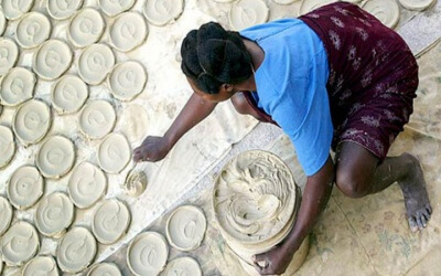 So urwüchsig und bodenständig wird die Delikatesse von typischen haitianischen Mamans in traditioneller Weise hergestellt und direkt auf den örtlichen Märkten verkauft.