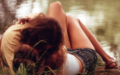 Paar umarmt und küsst sich in aller Öffentlichkeit