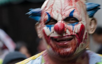 Noch hat er gut lachen. Wird aber schon bald mit geballten Ladungen deutscher Waidmänner rechnen müssen. Wildgewordener Horror-Clown.