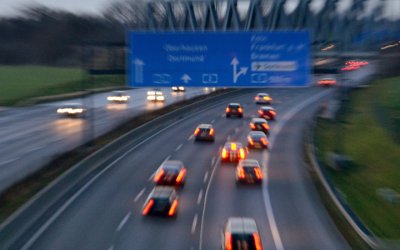 Diese Autofahrer machen's richtig. Wer schön brav rechts bleibt, zahlt auch keine Autobahnmaut!