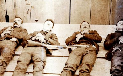 Wurden im allgemeinen Freudentaumel versehentlich mit weggepustet: Die schon seit langem gesuchten Bankräuber Joe, Jack, William und Averell Dalton.